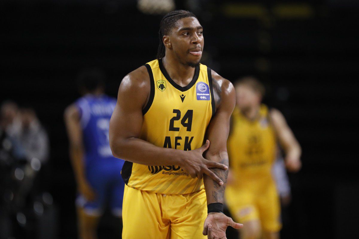 Στα αποδυτήρια των πρωταθλητών Εφήβων της ΑΕΚ ο Φρανκ Μπάρτλεϊ – Δείτε το βίντεο των πανηγυρισμών