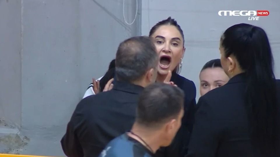 Οργή της Ερντέμ με τη διαιτησία στο Ολυμπιακός-Παναθηναϊκός: Πήρε τεχνική ποινή και πέταξε την πατερίτσα (vid)