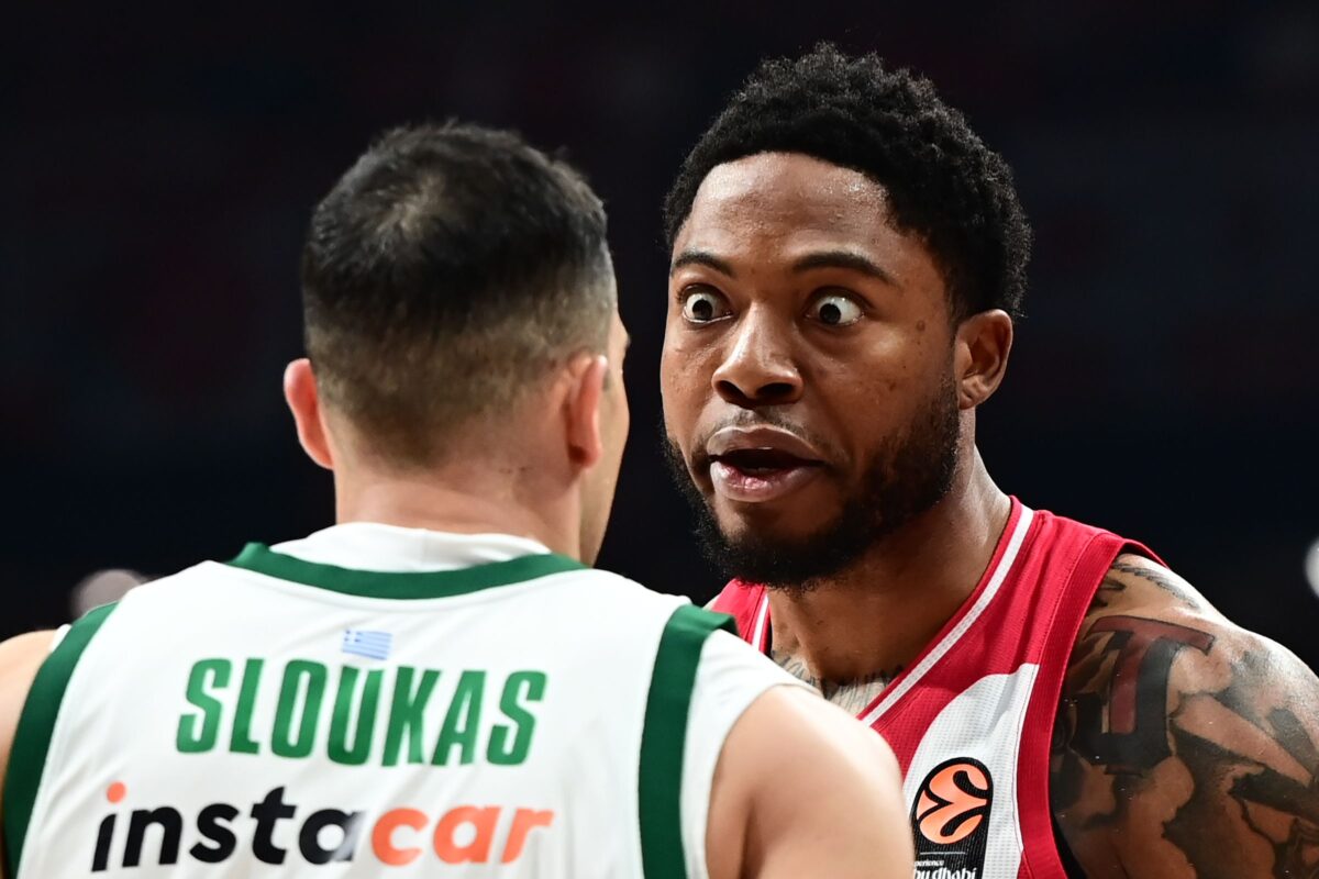 Ένταση και αψιμαχία μεταξύ Σλούκα και Τζόουνς (pics)