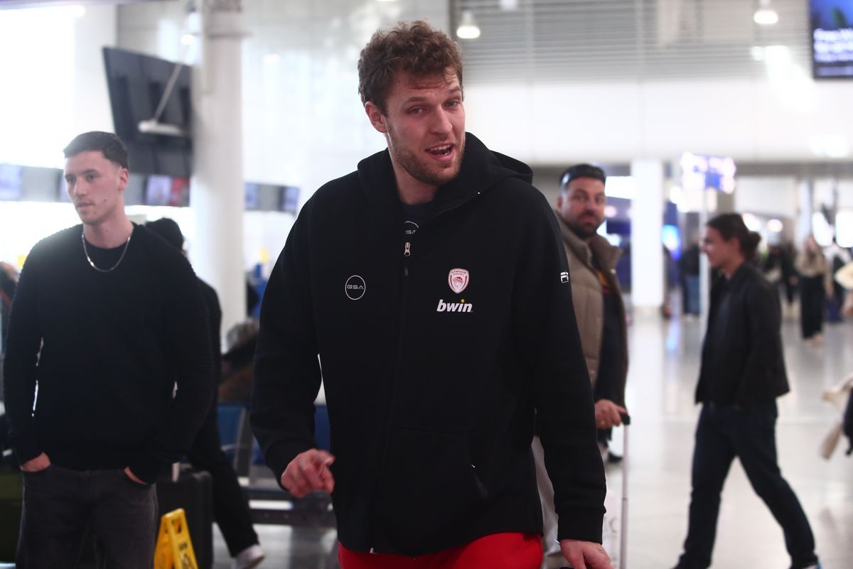 O Mπαρτζώκας μίλησε για τις πιθανότητες να παίξει ο Βεζένκοφ κόντρα σε Παρί και Μονακό