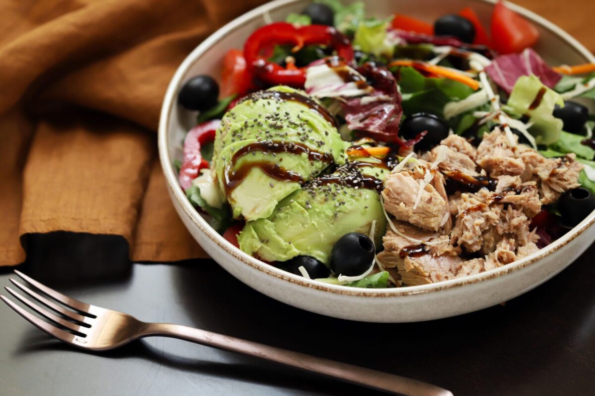 No-Cook High-Protein Meals: Γρήγορα Γεύματα με Πρωτεΐνη Χωρίς Μαγείρεμα