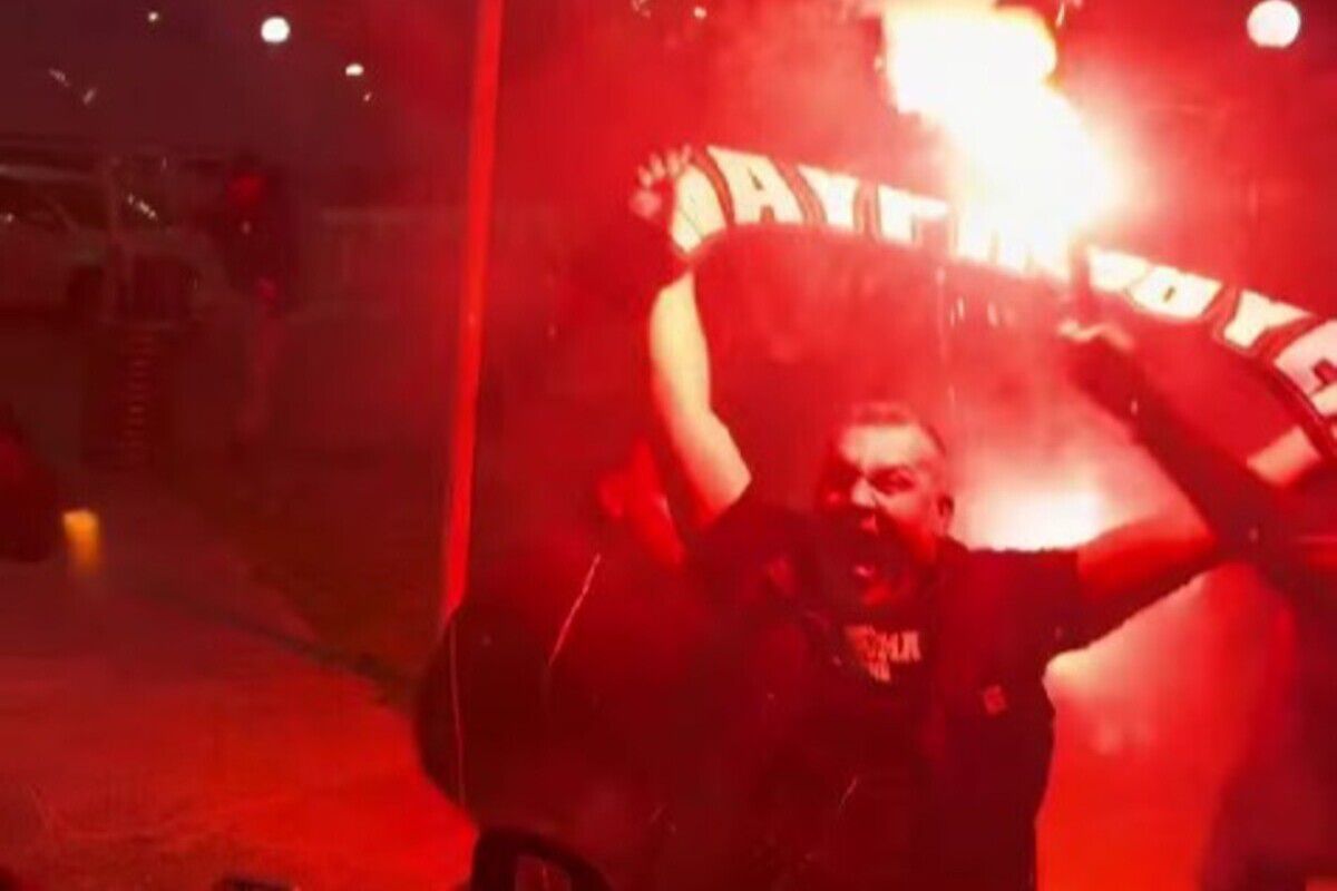 Μπλόκο… αποθέωσης στα Μέγαρα για την Καλαμάτα: Οπαδοί έστησαν πάρτι και σταμάτησαν το πούλμαν της ομάδας