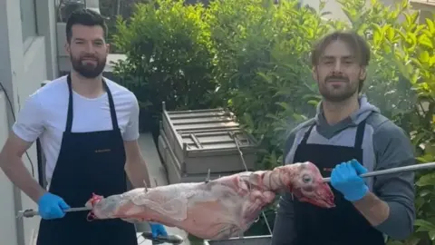 Πίτερς και Πάπας τίμησαν το ελληνικό έθιμο και σούβλισαν αρνί (pic)