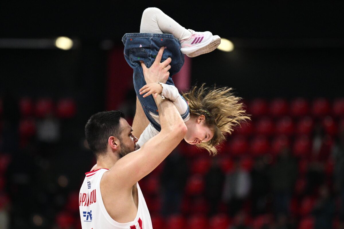 Η τρυφερή πλευρά του Παπανικολάου – Το παιχνίδι με τις κόρες του μετά το Ολυμπιακός – Μύκονος (vid)