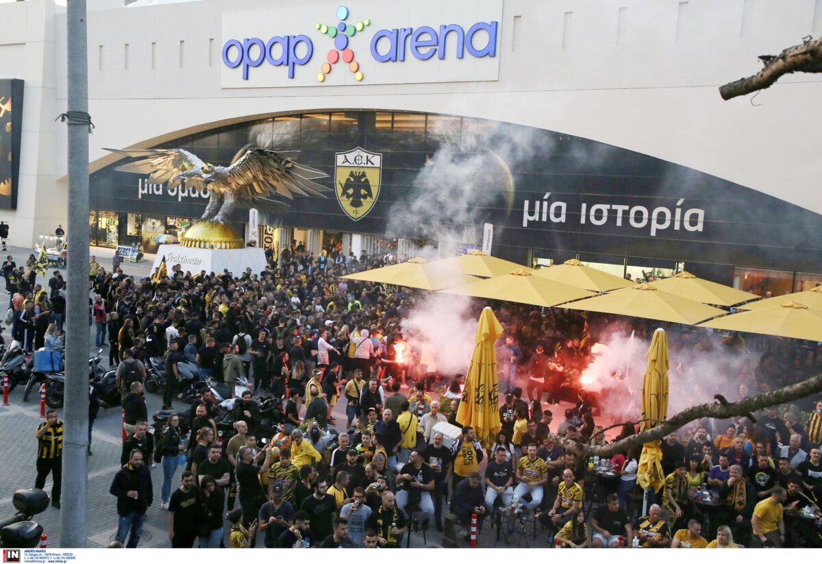 Γεμίζει η πλατεία του Αετού στη Νέα Φιλαδέλφεια, για την τελευταία προπόνηση της ΑΕΚ πριν το ντέρμπι