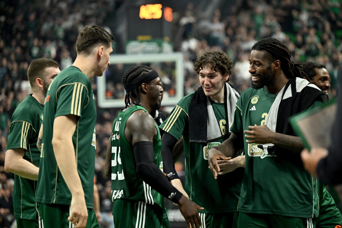 Για τον κόσμο, τους αμφισβητίες και τον αρχηγό του