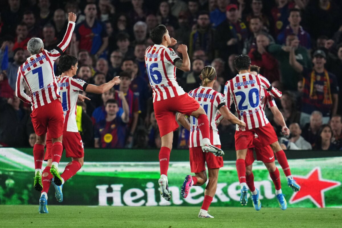 Οι παίκτες της Ατλέτικο πανηγυρίζουν στο Camp Nou