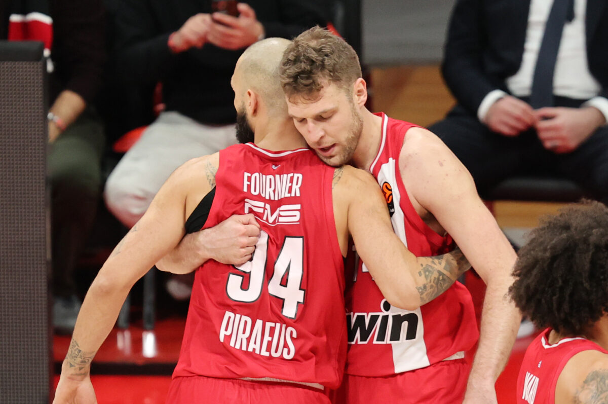 Ο ευρηματικός τρόπος για να πει συγχαρητήρια ο Φουρνιέ στον Βεζένκοφ