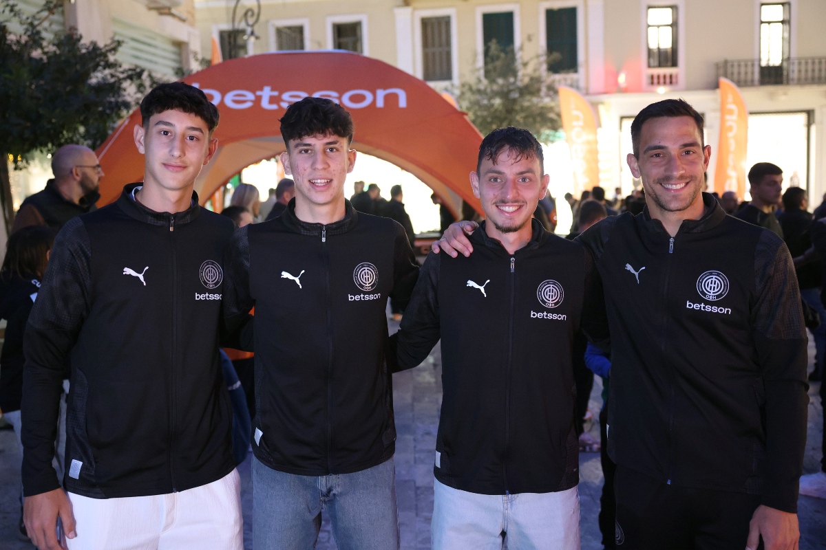 Ποδοσφαιριστές και φίλοι του ΟΦΗ μαζί με το τρόπαιο του Κυπέλλου (pics)