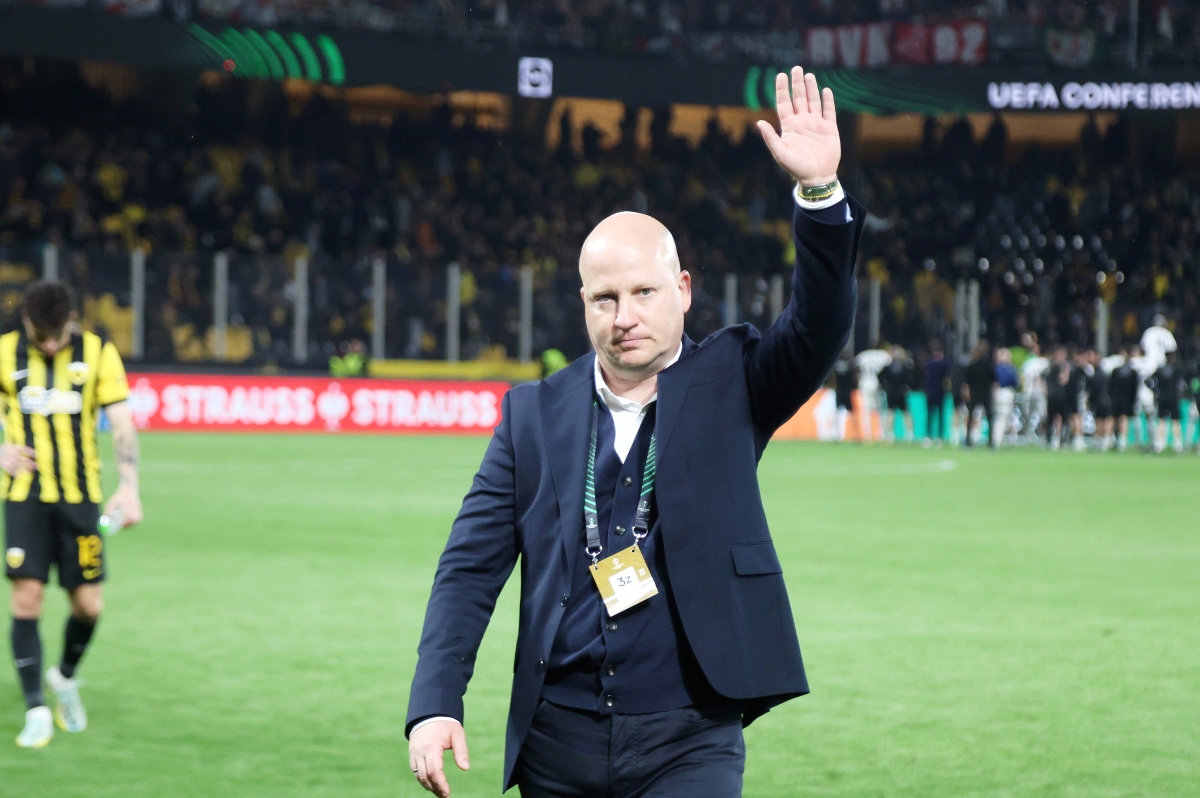 Η αποθέωση στον Νίκολιτς από τους φίλους της ΑΕΚ και η υψωμένη γροθιά (pic)