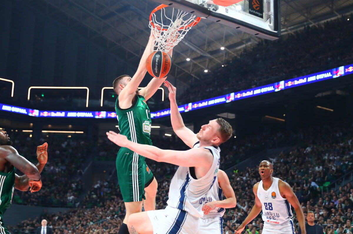 Απίθανος Ρογκαβόπουλος με δύο καρφώματα και 11 πόντους στο πρώτο ημίχρονο με την Εφές!