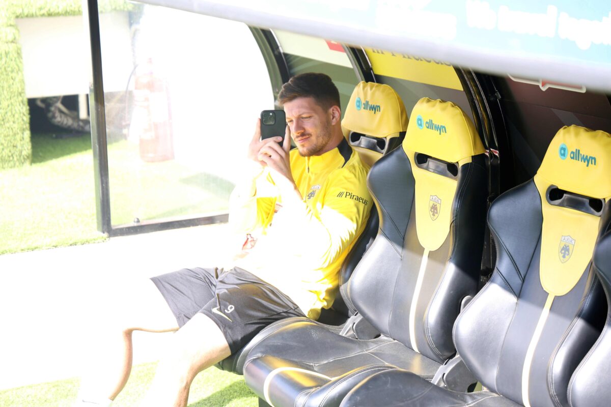 «Τρελάθηκε» ο Γιόβιτς με τον κόσμο της ΑΕΚ στην προπόνηση και το κράτησε βίντεο