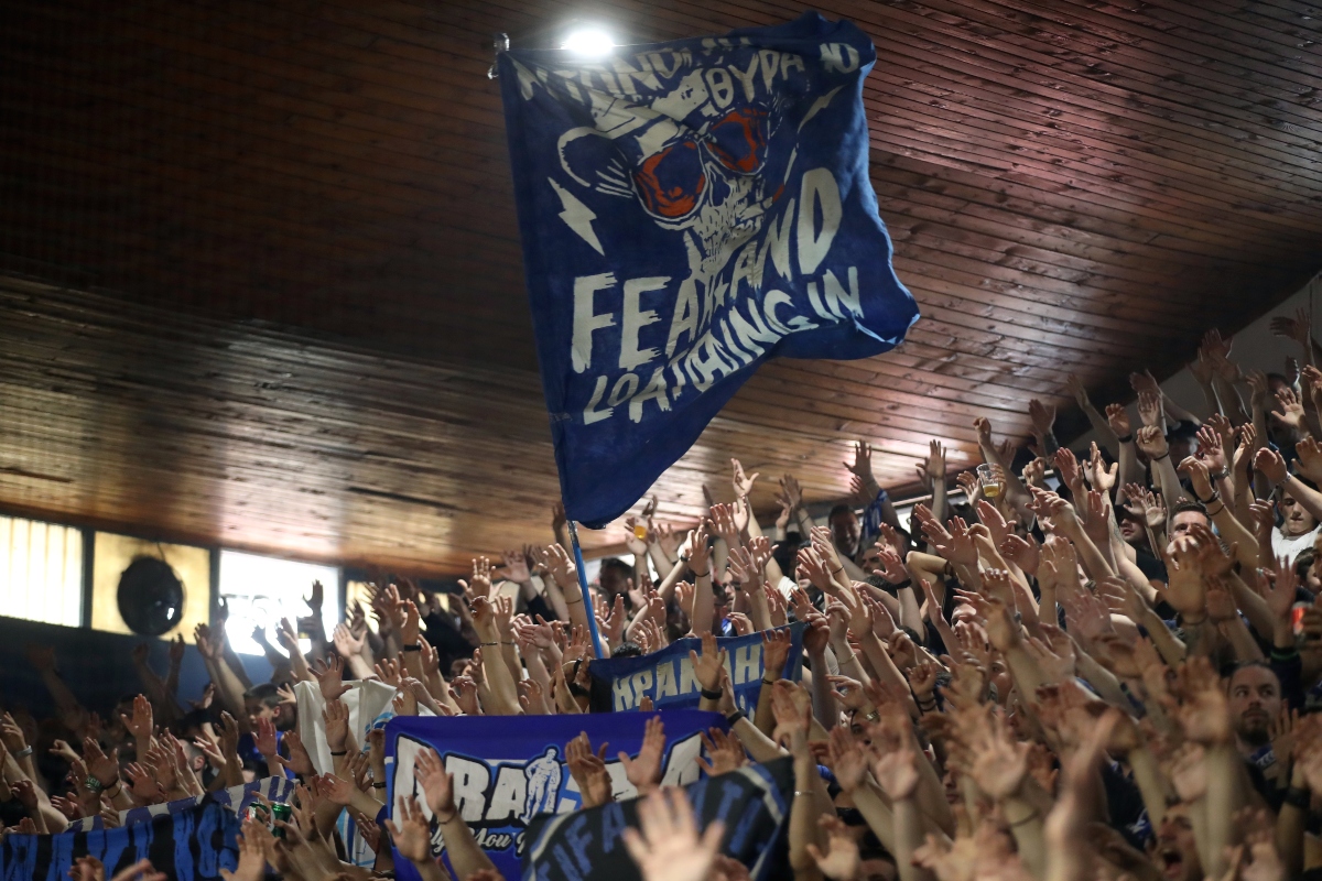 «Προσοχή παίζουν οι γριές» – Το ευρηματικό πανό των φίλων του Ηρακλή (pic)