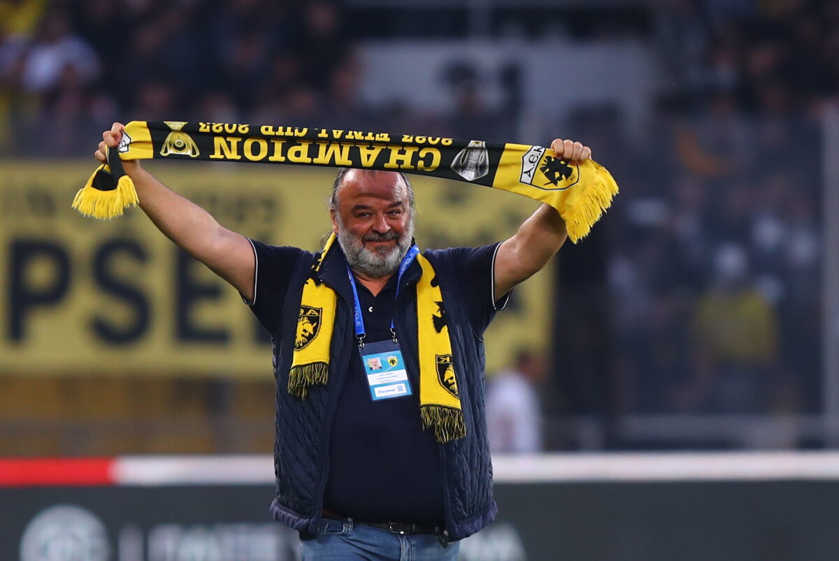 Ο Ηλιόπουλος σήκωσε κασκόλ πρωταθλήματος της ΑΕΚ (pics)