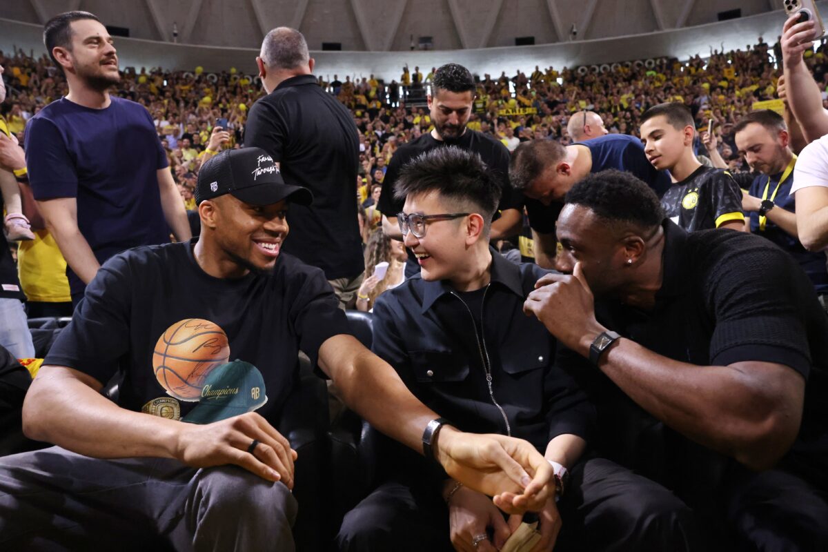 Ο Αντετοκούνμπο βλέπει Άρη στα court-seats με την οικογένειά του και τον Σιάο (gallery)