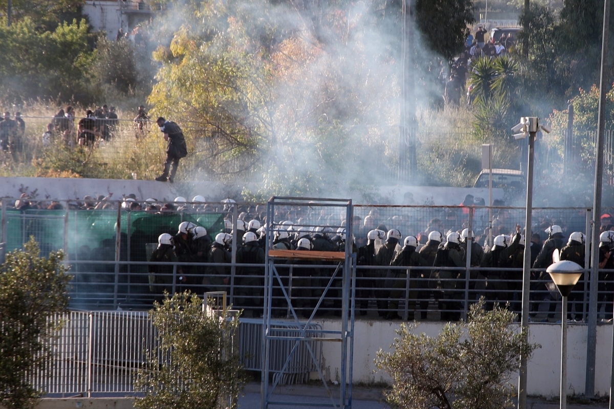Ένταση έξω από το Πανθεσσαλικό ανάμεσα σε αστυνομία και οπαδούς (vid)