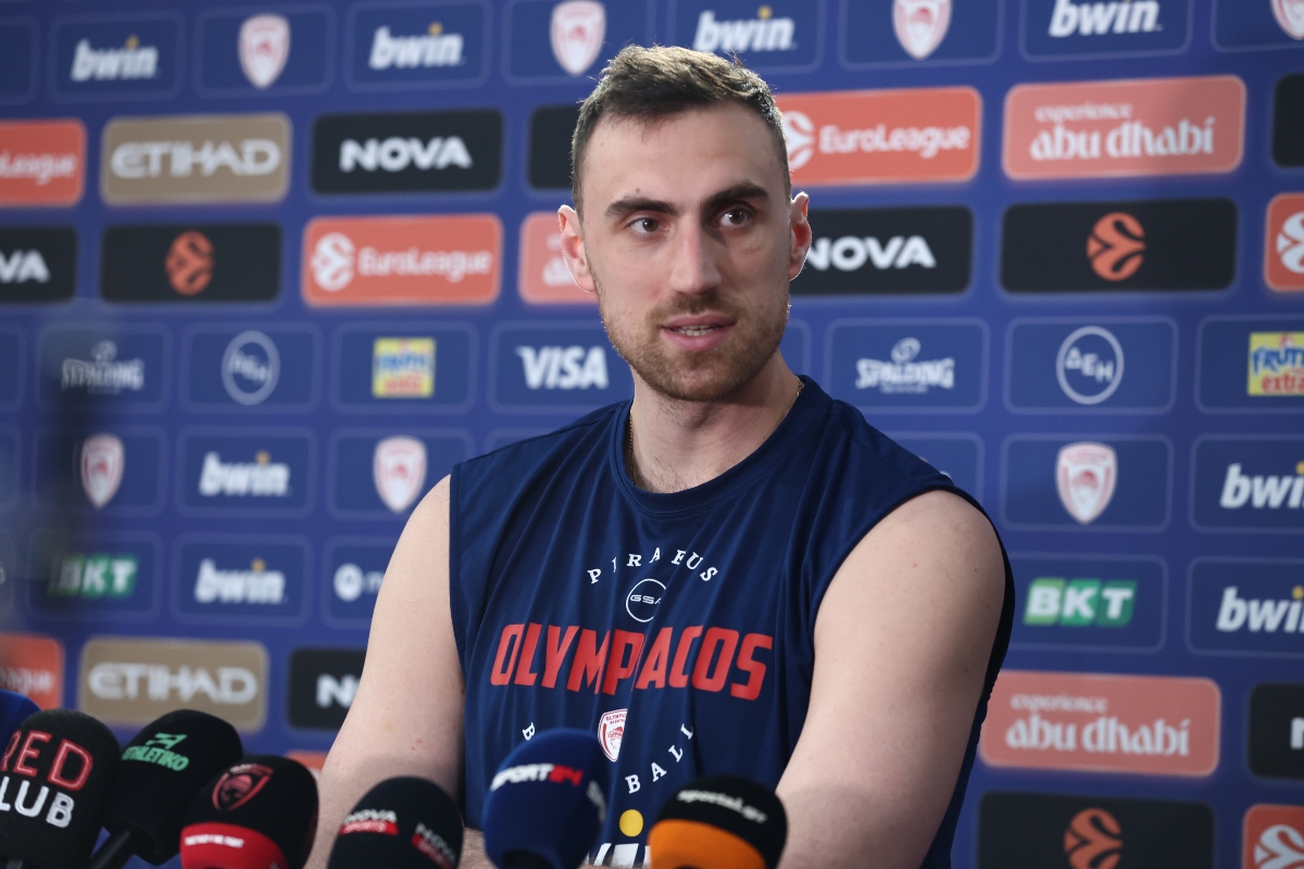 Μιλουτίνοφ: «Πρέπει απλά να ξεχάσουμε το πρώτο παιχνίδι – Είναι τιμή να βρίσκομαι στον Ολυμπιακό» (vid)