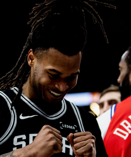 Νίκη των Σπερς κόντρα στους 76ers – Ανησυχία για Γουεμπανιάμα