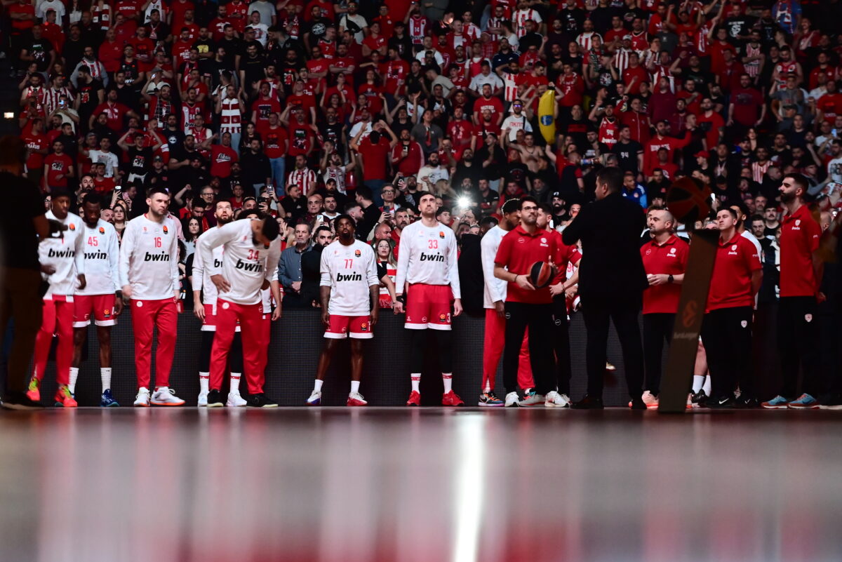 Ερυθρόλευκη «καταιγίδα» στο ΣΕΦ: Συλλεκτικά μπλουζάκια για όλους στο Game 1 των playoffs