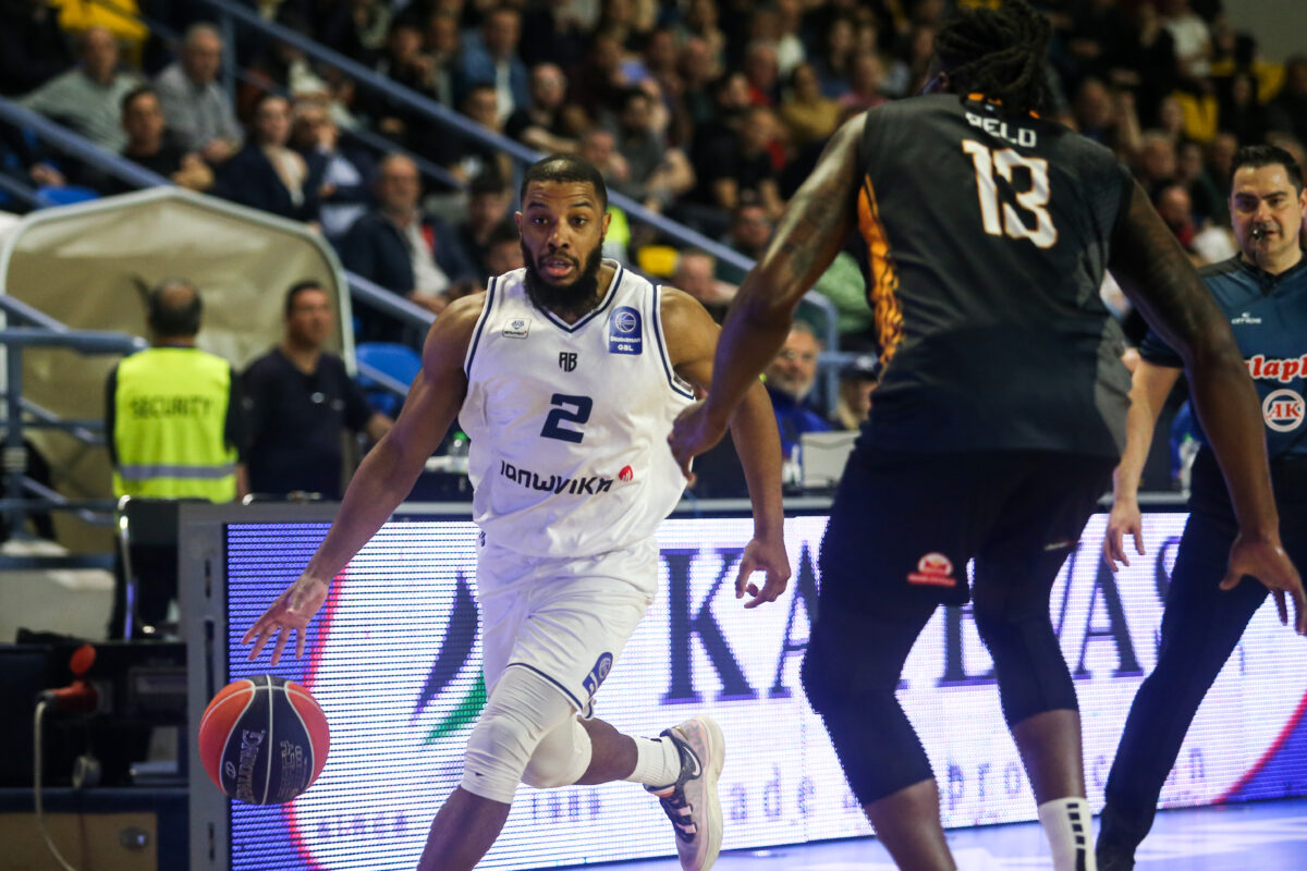 Καρδίτσα από ατσάλι, υπέταξε τον Προμηθέα με σόου Τζέφερσον