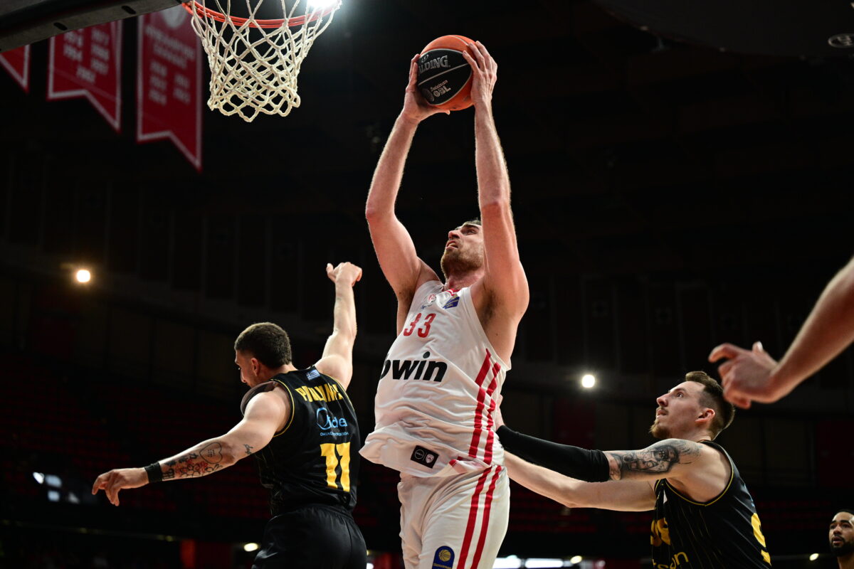 «Τρένο» ο Ολυμπιακός, πέρασε το εμπόδιο του Άρη Betsson με σούπερ Μιλουτίνοφ