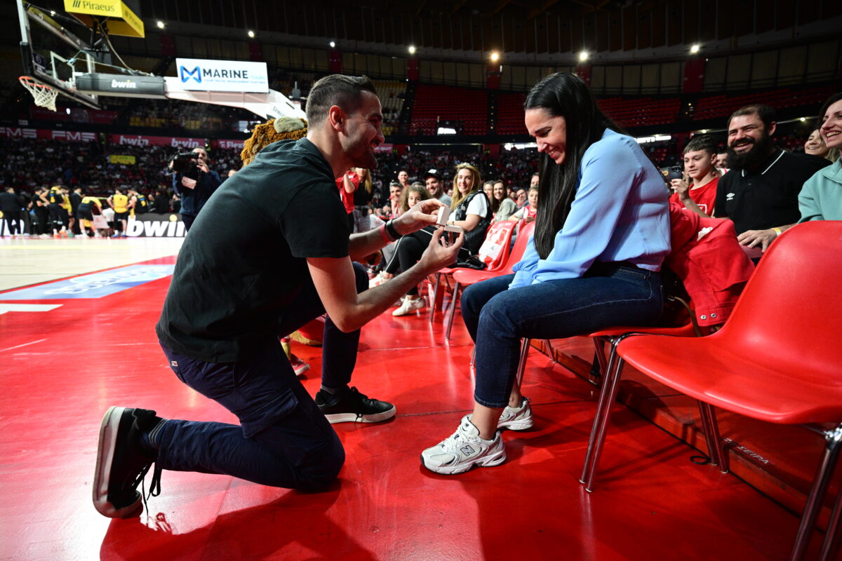 Ρομαντική στιγμή στο ΣΕΦ: Πρόταση γάμου κατά τη διάρκεια του Ολυμπιακός – Άρης Betsson (vid & pics)