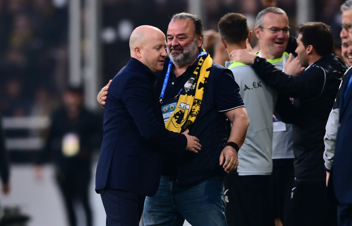 Η αγκαλιά των Ηλιόπουλου-Νίκολιτς μετά τη νίκη της ΑΕΚ (pic)