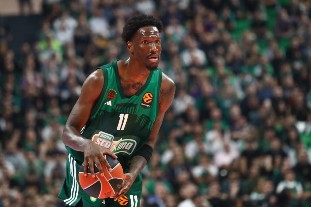 Ο Χέιζ-Ντέιβις εκμεταλλεύτηκε το ρεπό του Παναθηναϊκού για ένα ταξίδι στην Ελβετία