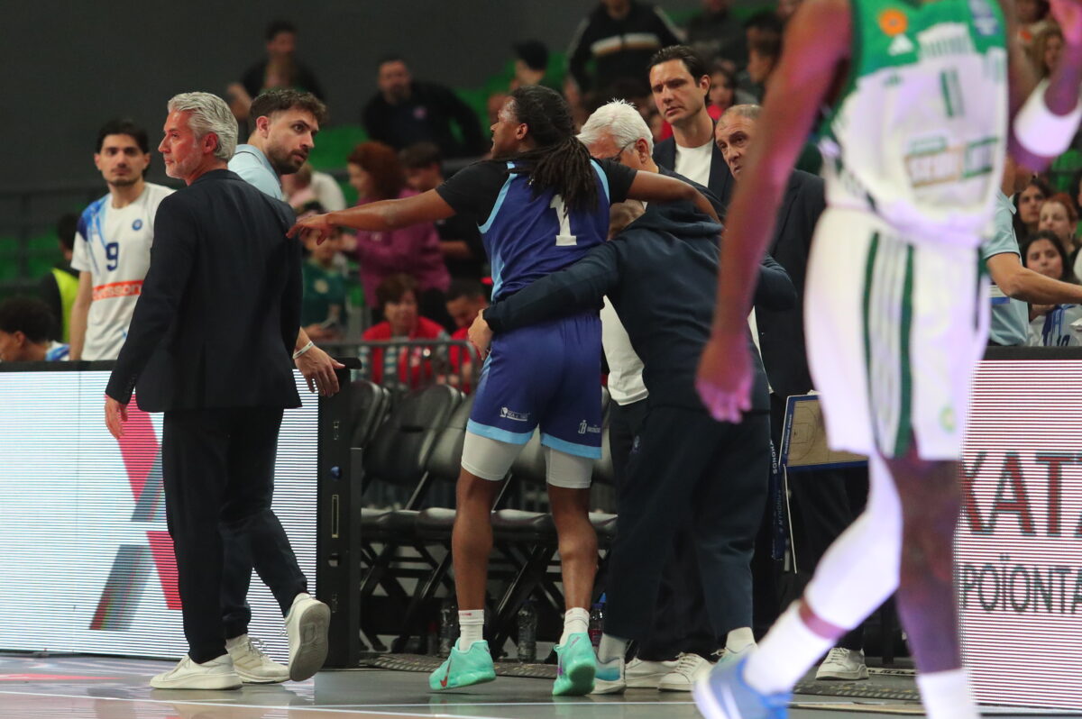 Ο Άπλμπι γύρισε τον αστράγαλο πατώντας στο πόδι του διαιτητή (vid)