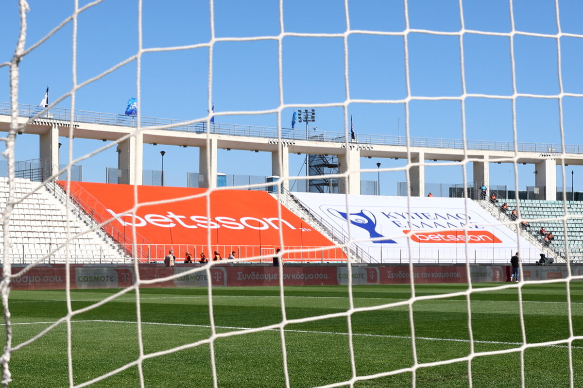 Η κλειδαμπαρωμένη πεζογέφυρα στο Πανθεσσαλικό και η νεκρή ζώνη (pics)