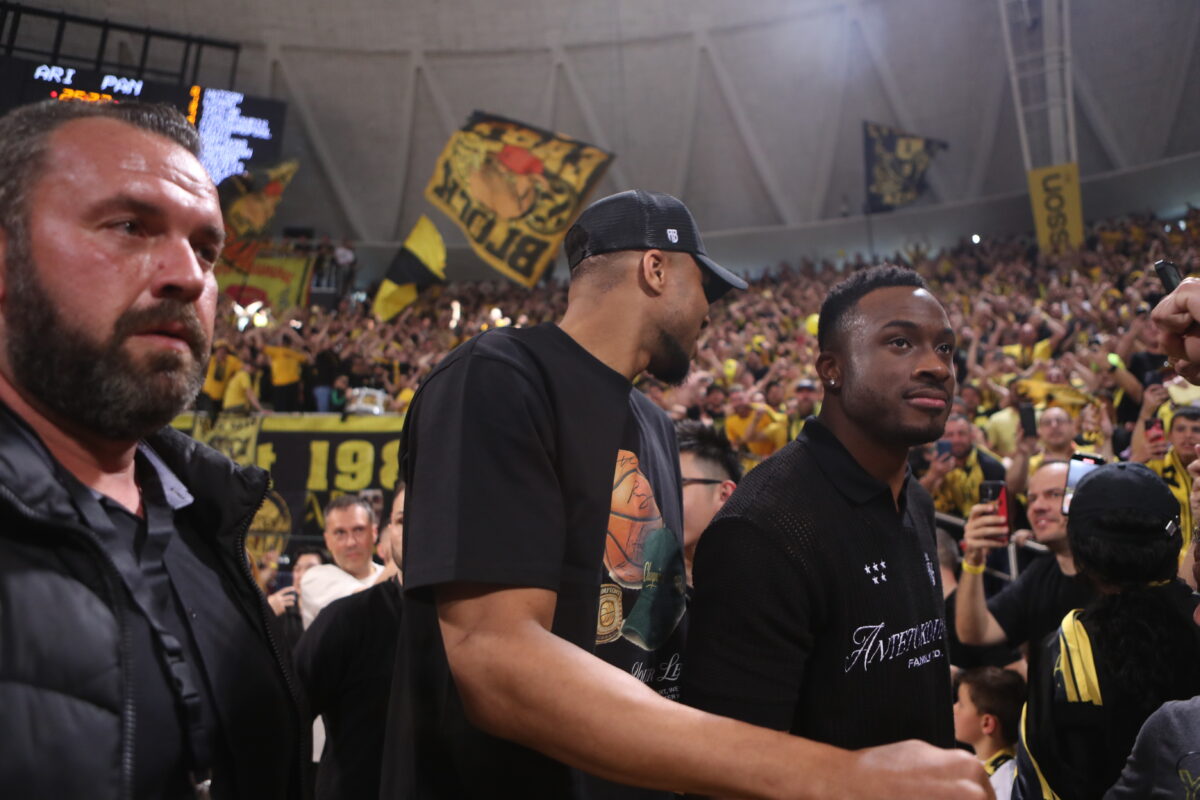 Το επικό σύνθημα των φίλων του για τον Αντετοκούνμπο – «Τελείωνε με το NBA…» (vid)