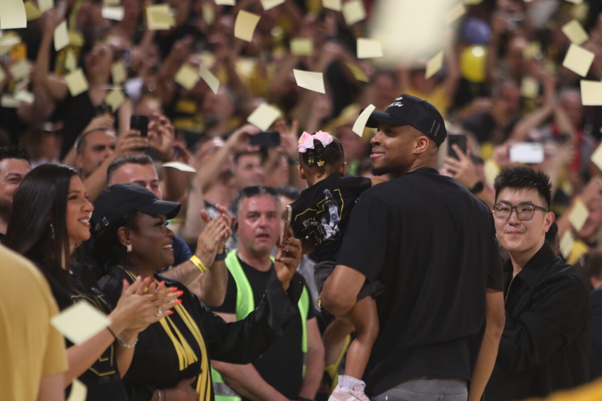 «Βροχή» από χαρτάκια στο Παλέ – Τραγουδούσε  ο Γιάννης Αντετοκούνμπο (vid)