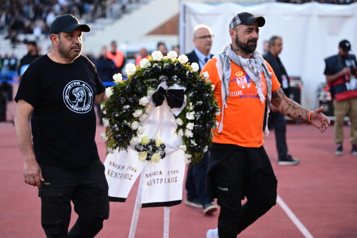 Συγκινητική κίνηση από τους οπαδούς του ΟΦΗ: Κατέθεσαν στεφάνια για τους 7 αδικοχαμένους φιλάθλους του ΠΑΟΚ