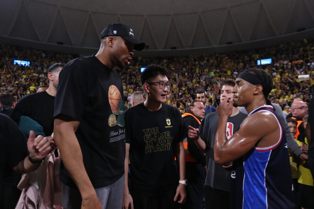 «Χαμός» από τους παίκτες για μία χειραψία με τον Γιάννη Αντετοκούνμπο – Το βίντεο του Sportal