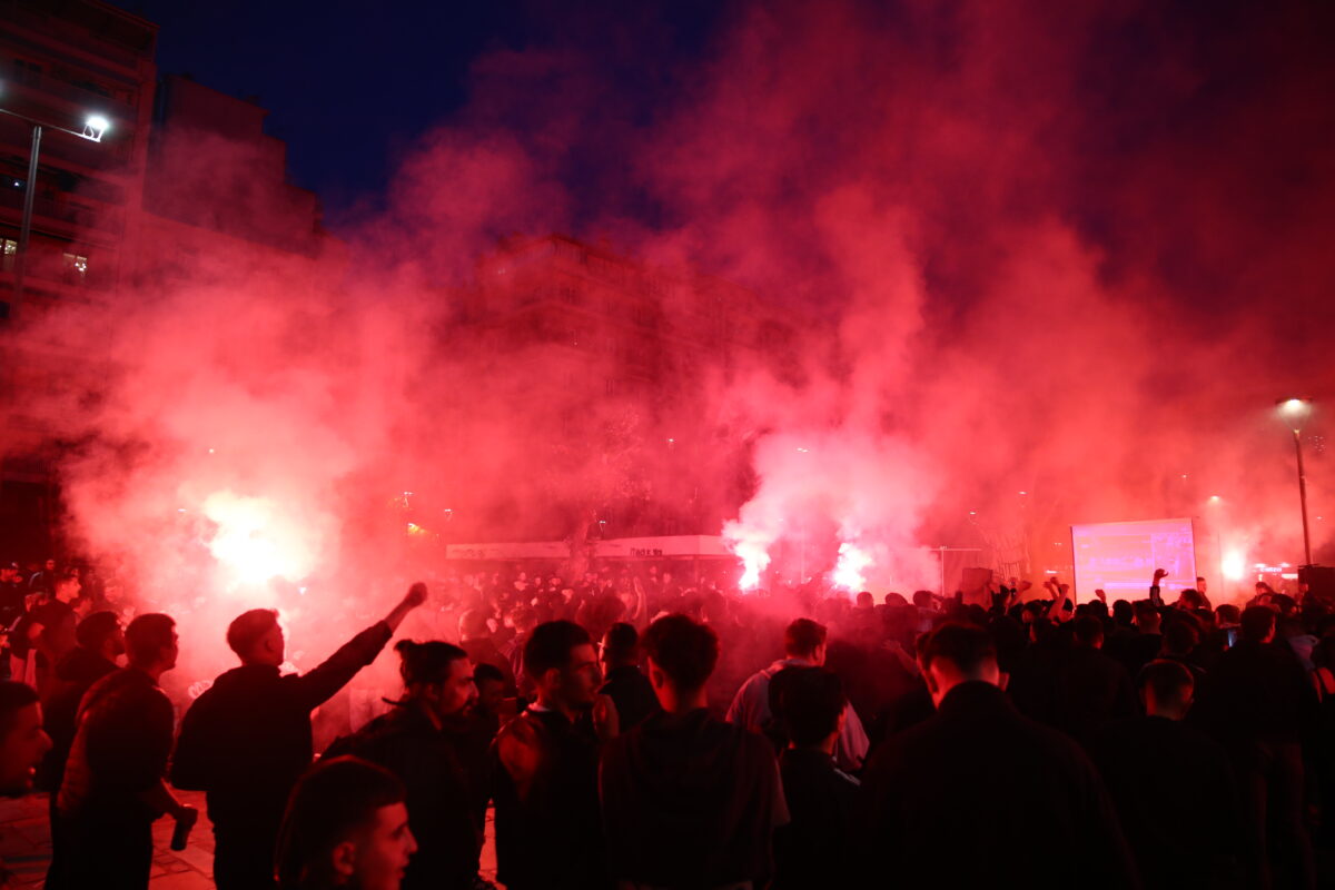 Χιλιάδες οπαδοί του ΠΑΟΚ μετέτρεψαν την πλατεία Ναυαρίνου σε «Παλατάκι» (pic)