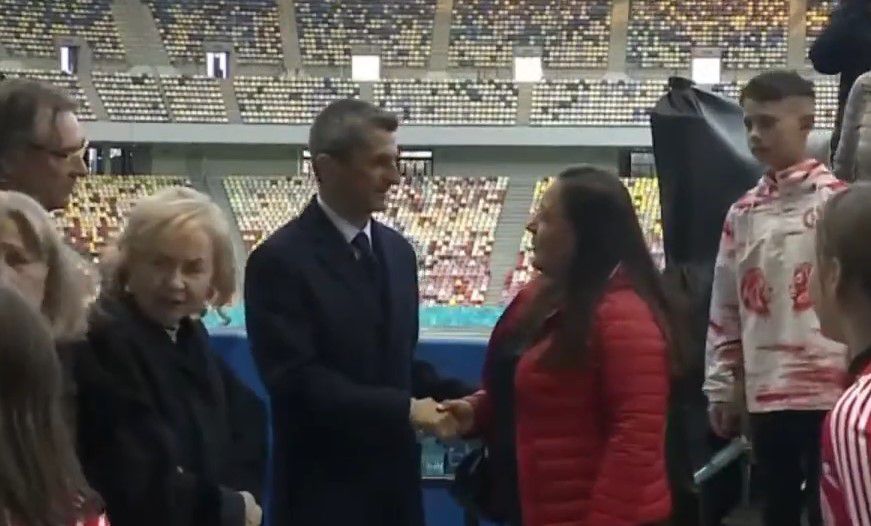 Οι Ρουμάνοι «υποκλίθηκαν» στο μεγαλείο ψυχής του Ράζβαν Λουτσέσκου (vid)