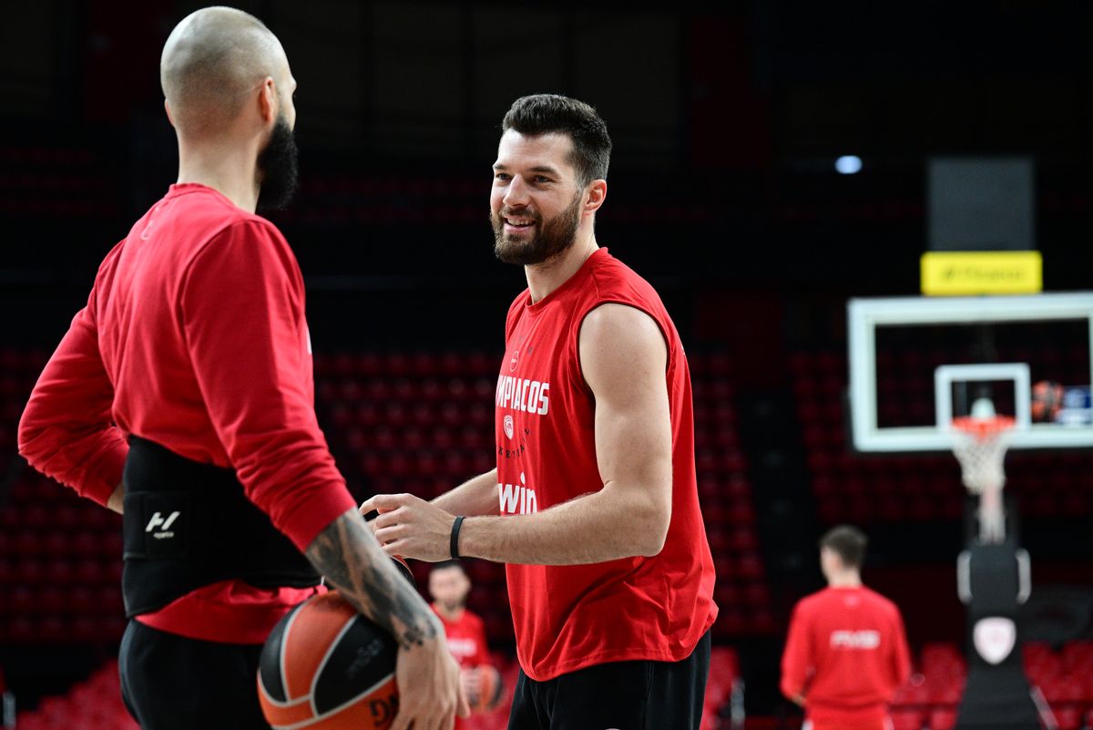 Προπόνηση στο ΣΕΦ και τούρτα για τον εορτάζων Άλεκ Πίτερς (vid)