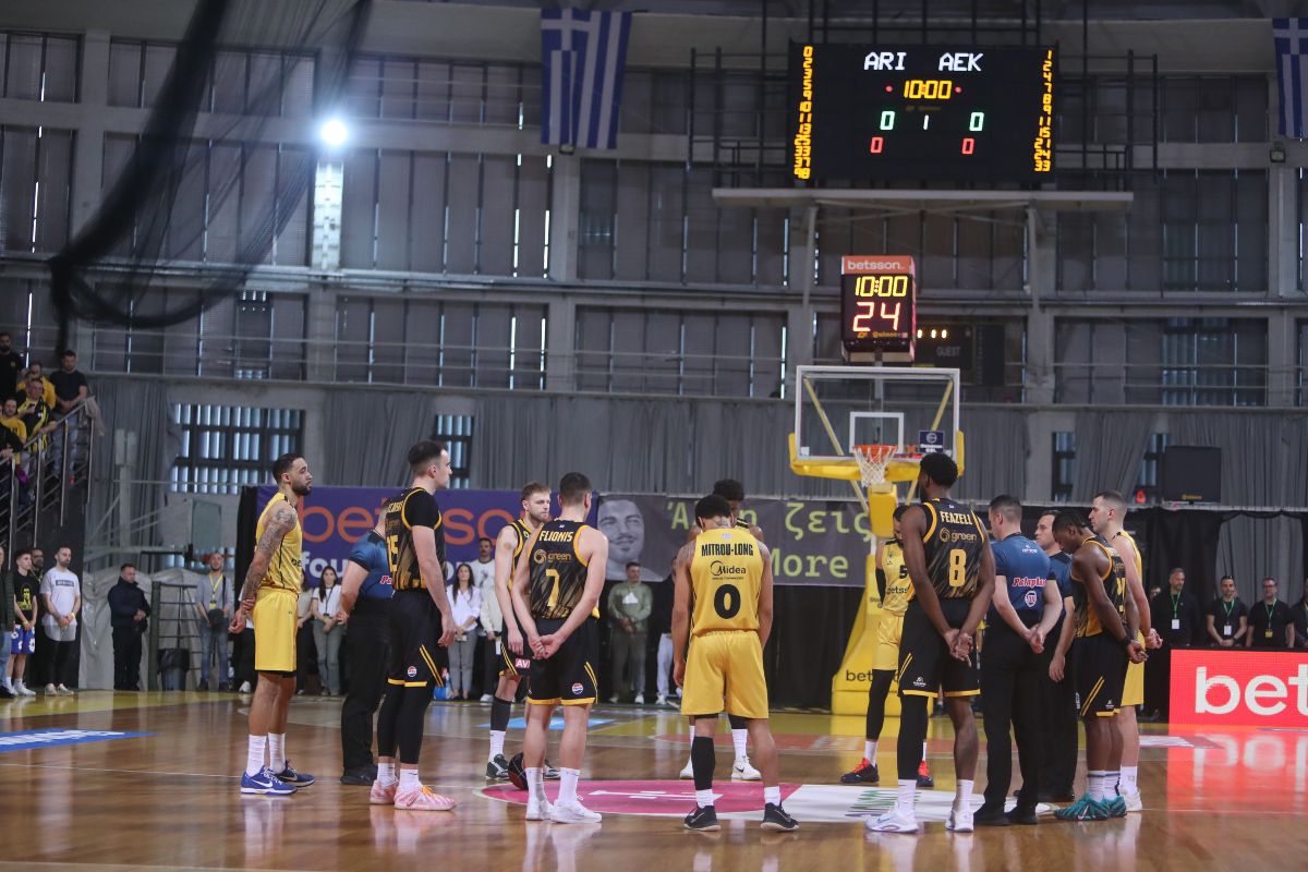 Τζάμπολ με 15 λεπτά καθυστέρηση στο Άρης-ΑΕΚ