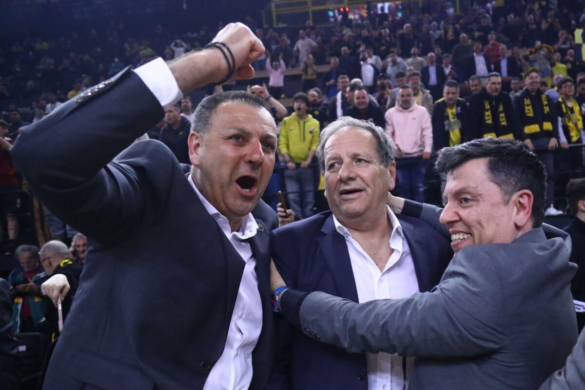 Στις αγκαλιές των συνεργατών του και των παικτών ο Μάκης Αγγελόπουλος μετά την πρόκριση της ΑΕΚ