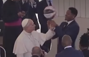 Χαμόγελα στο Βατικανό: Ο Πάπας δοκίμασε κόλπα με τους Harlem Globetrotters (vid)