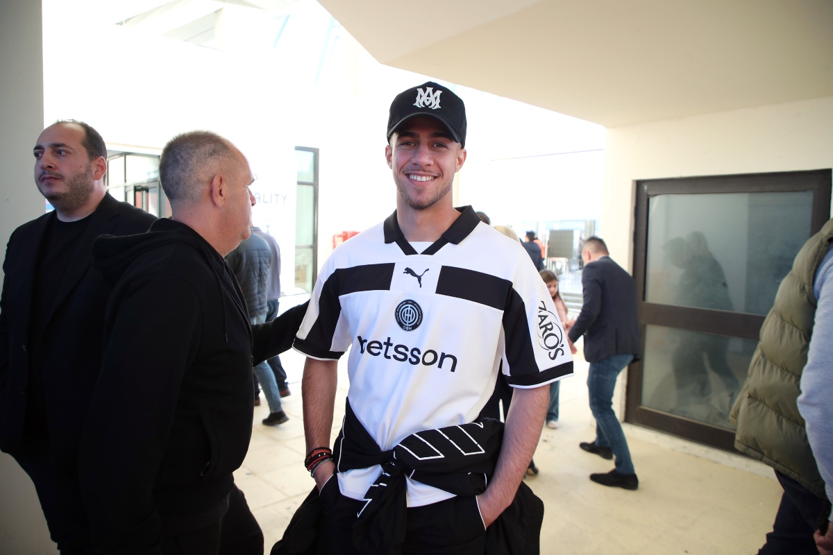 Ο Μπάμπης Κωστούλας με φανέλα ΟΦΗ για τον τελικό με τον ΠΑΟΚ