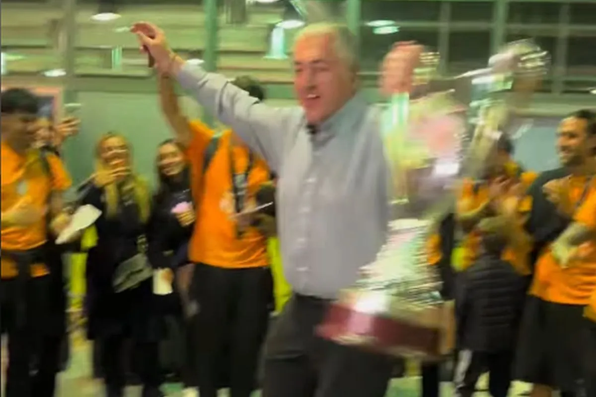 Το ζεϊμπέκικο του Μιχάλη Μπούση στο αεροδρόμιο-«Νύχτα ξελογιάστρα»… (vid)