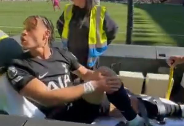 Ο Τσάβι Σίμονς τα έβαλε με οπαδό της Γουλβς κατά την αποχώρησή του με φορείο (vid)