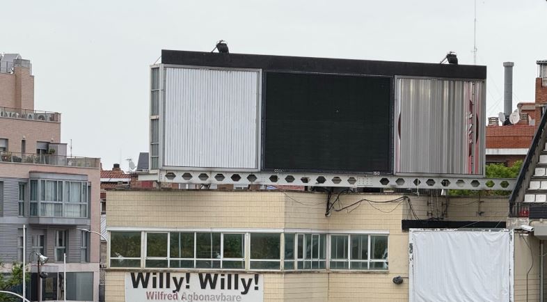 Απίστευτο σκηνικό στη La Liga: «Έσβησε» ο πίνακας στο γήπεδο της Ράγιο Βαγιεκάνο – Λύση… άλλων εποχών πριν τη σέντρα (pics)