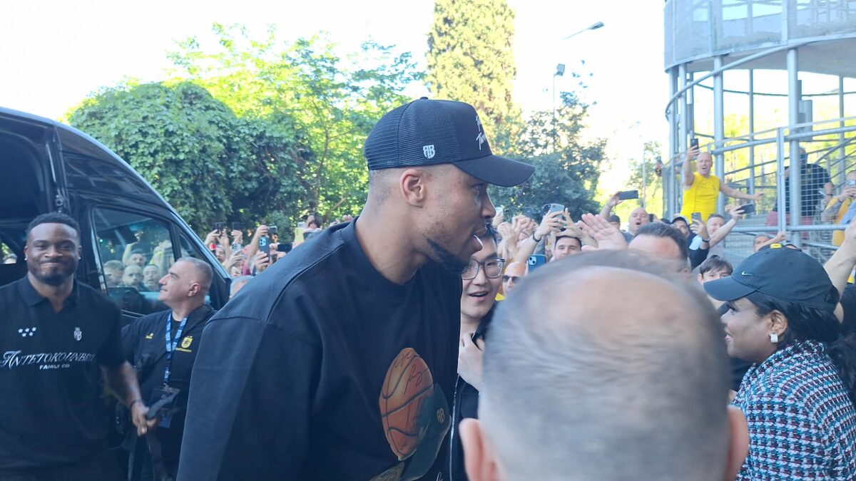 Χαμός στο Παλέ με την έλευση Αντετοκούνμπο-Σιάο, αλλά και σε ξονοδοχείο (pics)