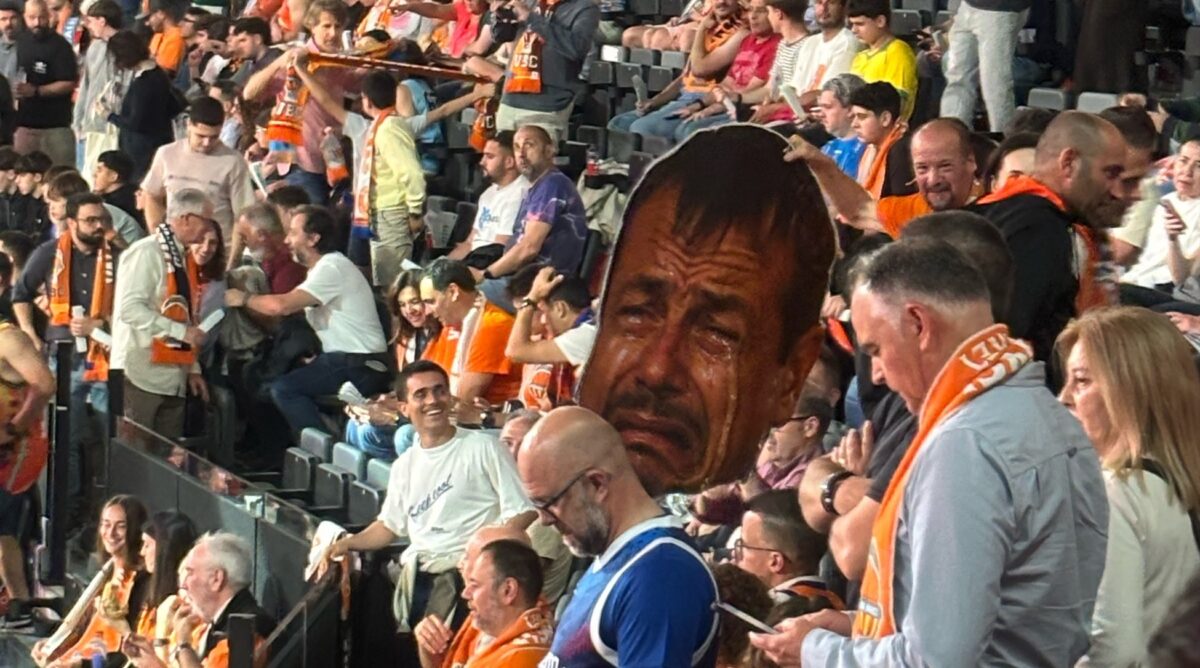 Πικάρισμα στον Αταμάν από οπαδό της Βαλένθια με πλακάτ