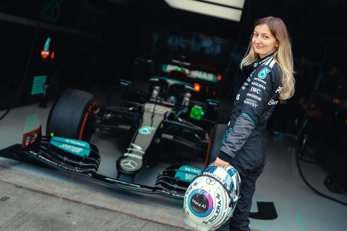 Ιστορική στιγμή: Η Ντοριάν Πιν στο τιμόνι της Mercedes (pics & vid)