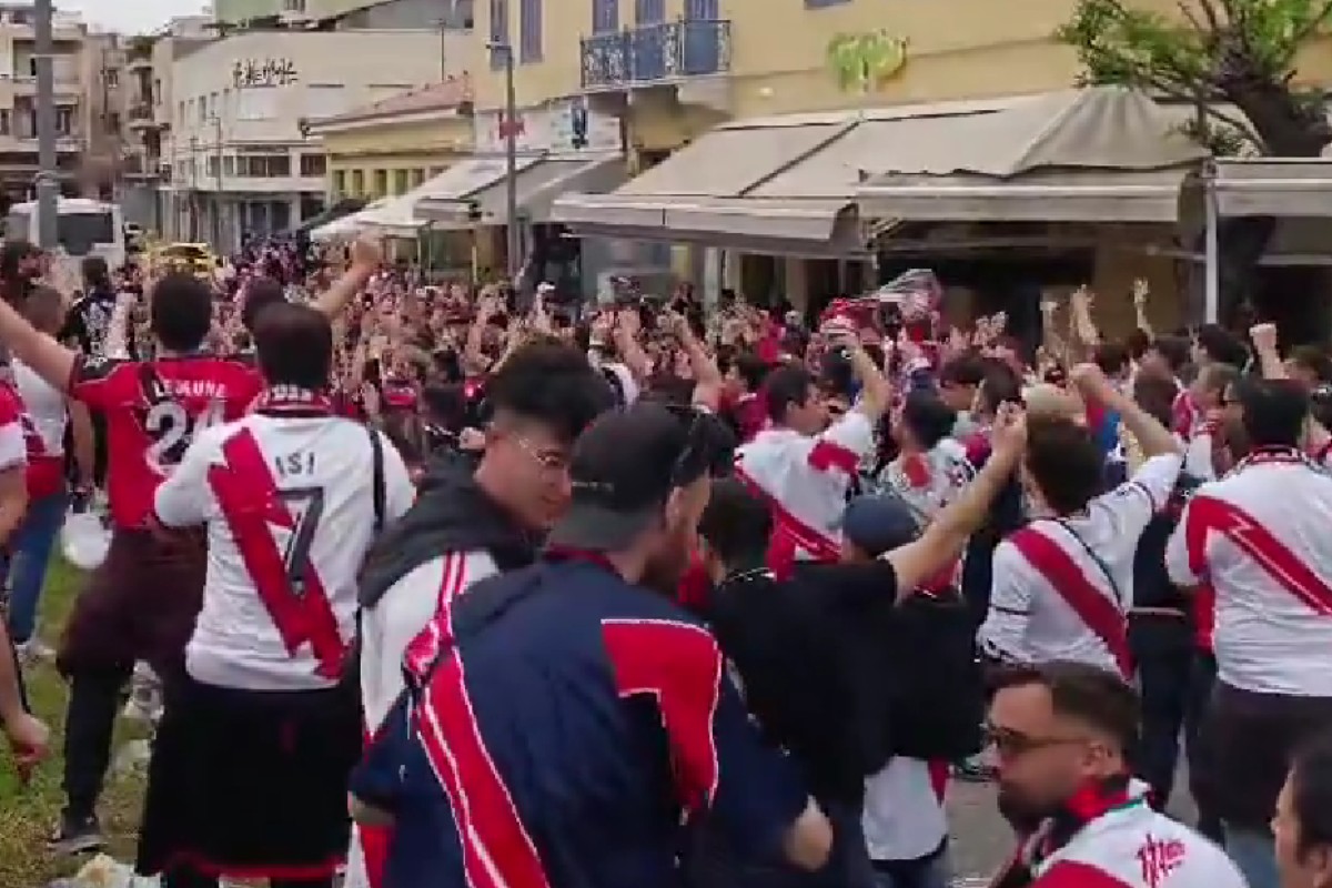 Οι οπαδοί της Ράγιο έχουν στήσει «πάρτι» στο Θησείο (vid)