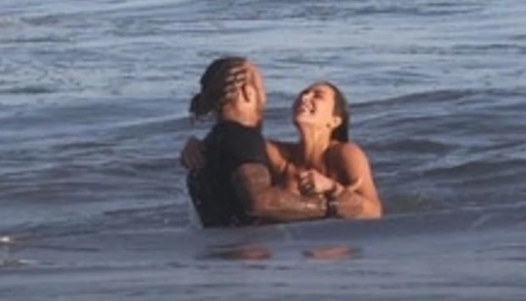 Καρντάσιαν και Χάμιλτον: Τρυφερές στιγμές και «καυτά» φιλιά στη θάλασσα (pics & vid)