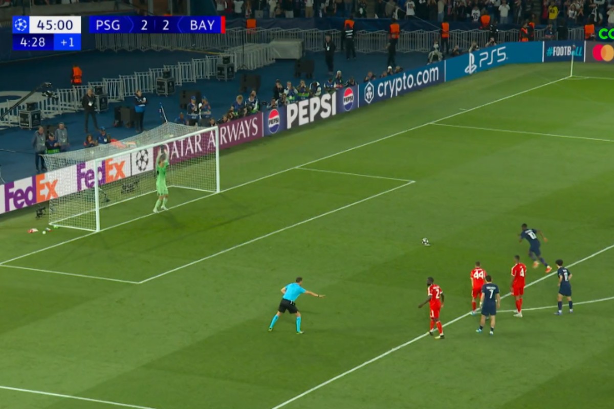 Απίστευτο παιχνίδι στο Παρκ Ντε Πρενς: Ο Ντεμπελέ με πέναλτι έκανε το 3-2 για την Παρί